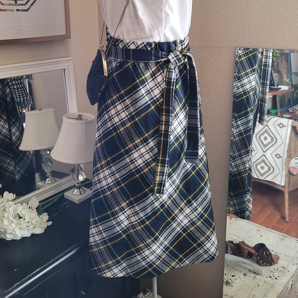 Cute! Vintage wool plaid skirt! Comes w/ sash